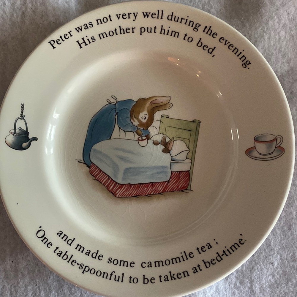 Vintage Beatrix potter Peter Rabbit Wedgewood plate with Mrs. Rabbit 7”